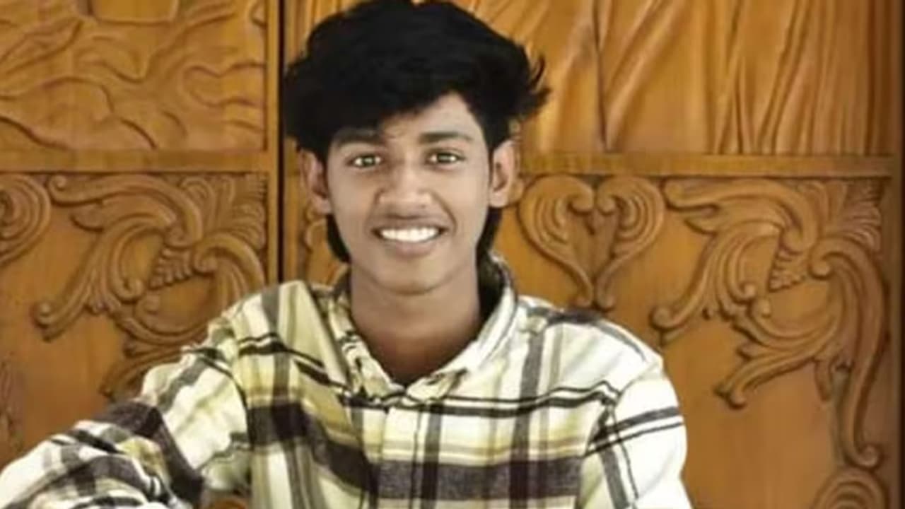 'ആദ്യം ഫോണിൽ വാക്കേറ്റം, പിന്നാലെ ചോദിക്കാനെത്തി'; പെൺസുഹൃത്തിന്റെ അച്ഛൻ 19കാരനെ കൊന്നതിൽ കൂടുതൽ വിവരം പുറത്ത് 'ആദ്യം ഫോണിൽ വാക്കേറ്റം, പിന്നാലെ ചോദിക്കാനെത്തി'; പെൺസുഹൃത്തിന്റെ അച്ഛൻ 19കാരനെ കൊന്നതിൽ കൂടുതൽ വിവരം പുറത്ത്
