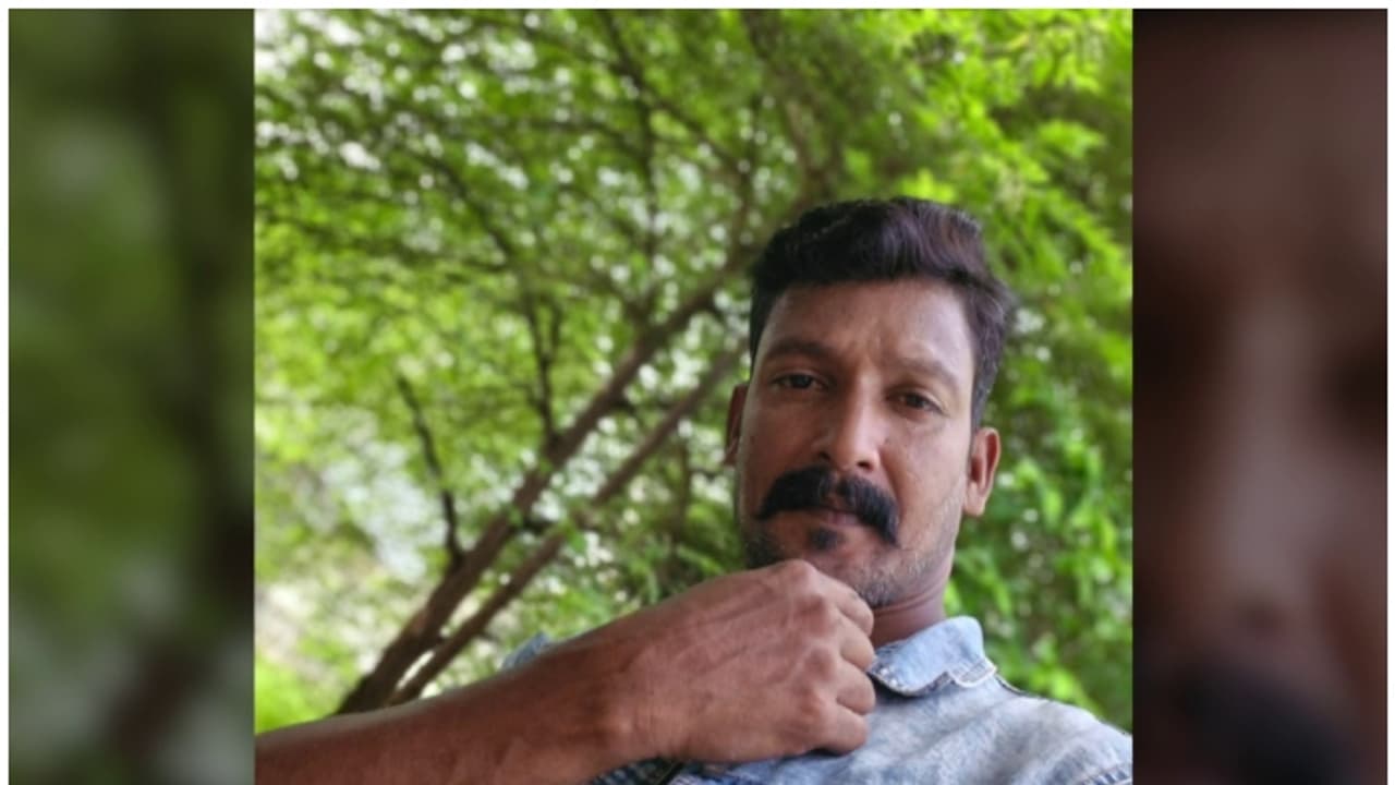 സുഹൃത്തായ യുവതിയുടെ വീടിന് മുന്നിൽ വെച്ച് ദേഹത്ത് മണ്ണെണ്ണയൊഴിച്ചു, സ്വയം തീകൊളുത്തി; യുവാവ് മരിച്ചു സുഹൃത്തായ യുവതിയുടെ വീടിന് മുന്നിൽ വെച്ച് ദേഹത്ത് മണ്ണെണ്ണയൊഴിച്ചു, സ്വയം തീകൊളുത്തി; യുവാവ് മരിച്ചു