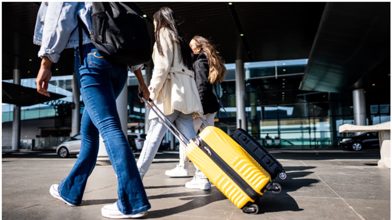 ഇന്ത്യൻ വിദ്യാർത്ഥികൾക്കും ആശങ്ക; പുതിയ നീക്കം തിരിച്ചടി, സ്റ്റുഡന്റ് പെർമിറ്റ് നിബന്ധനകൾ കടുപ്പിക്കാൻ കാനഡ ഇന്ത്യൻ വിദ്യാർത്ഥികൾക്കും ആശങ്ക; പുതിയ നീക്കം തിരിച്ചടി, സ്റ്റുഡന്റ് പെർമിറ്റ് നിബന്ധനകൾ കടുപ്പിക്കാൻ കാനഡ