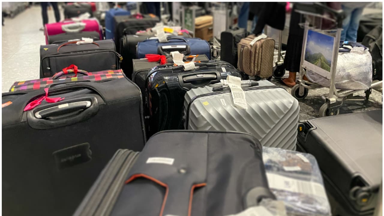 ബാഗേജിൽ ഈ വസ്തുക്കൾ കൊണ്ടുവരരുത്; നിരോധനം അറിയിച്ച് എയർലൈൻ, മുന്നറിയിപ്പ് പേജർ പൊട്ടിത്തെറിക്ക് പിന്നാലെ ബാഗേജിൽ ഈ വസ്തുക്കൾ കൊണ്ടുവരരുത്; നിരോധനം അറിയിച്ച് എയർലൈൻ, മുന്നറിയിപ്പ് പേജർ പൊട്ടിത്തെറിക്ക് പിന്നാലെ