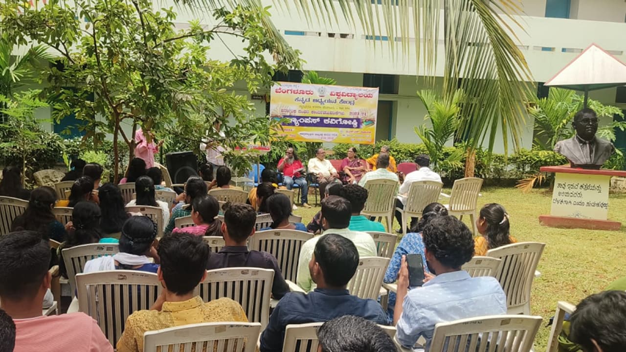 ಬೆಂವಿವಿಯಲ್ಲಿ ಕ್ಯಾಂಪಸ್ ಕವಿಗೋಷ್ಠಿ: ಕಾವ್ಯ ಆಂತರ್ಯದ ಅಳಲಿನ ಗಟ್ಟಿ ಭಾಷೆ ಎಂದ ಕೆ.ಷರೀಫಾ ಬೆಂವಿವಿಯಲ್ಲಿ ಕ್ಯಾಂಪಸ್ ಕವಿಗೋಷ್ಠಿ: ಕಾವ್ಯ ಆಂತರ್ಯದ ಅಳಲಿನ ಗಟ್ಟಿ ಭಾಷೆ ಎಂದ ಕೆ.ಷರೀಫಾ