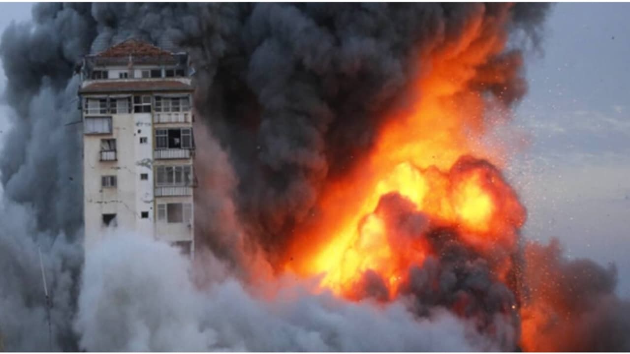 ഗാസയിലും ബെയ്റൂട്ടിലും ഇസ്രായേൽ ആക്രമണം; നിരവധി പേർ കൊല്ലപ്പെട്ടു ഗാസയിലും ബെയ്റൂട്ടിലും ഇസ്രായേൽ ആക്രമണം; നിരവധി പേർ കൊല്ലപ്പെട്ടു