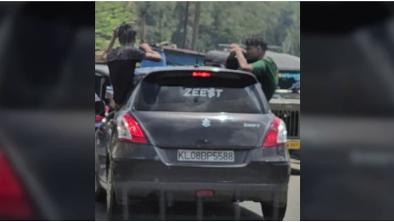 റോഡിൽ എന്തുമാകാമെന്നോ? പിന്നാലെ വന്നവർ ക്യാമറയിൽ പകർത്തി; മൂന്നാറിലെ ദൃശ്യങ്ങൾ കണ്ട എംവിഡി അന്വേഷണം തുടങ്ങി റോഡിൽ എന്തുമാകാമെന്നോ? പിന്നാലെ വന്നവർ ക്യാമറയിൽ പകർത്തി; മൂന്നാറിലെ ദൃശ്യങ്ങൾ കണ്ട എംവിഡി അന്വേഷണം തുടങ്ങി