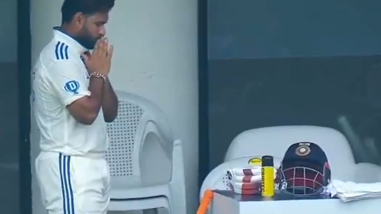 ഹൃദയം തൊടുന്ന ചിത്രം! ബാറ്റിംഗിന് ഇറങ്ങുന്നതിന് മുമ്പ് ബാറ്റിനും ഗ്ലൗവിനും മുന്നില് പ്രാര്ത്ഥിച്ച് റിഷഭ് ഹൃദയം തൊടുന്ന ചിത്രം! ബാറ്റിംഗിന് ഇറങ്ങുന്നതിന് മുമ്പ് ബാറ്റിനും ഗ്ലൗവിനും മുന്നില് പ്രാര്ത്ഥിച്ച് റിഷഭ്