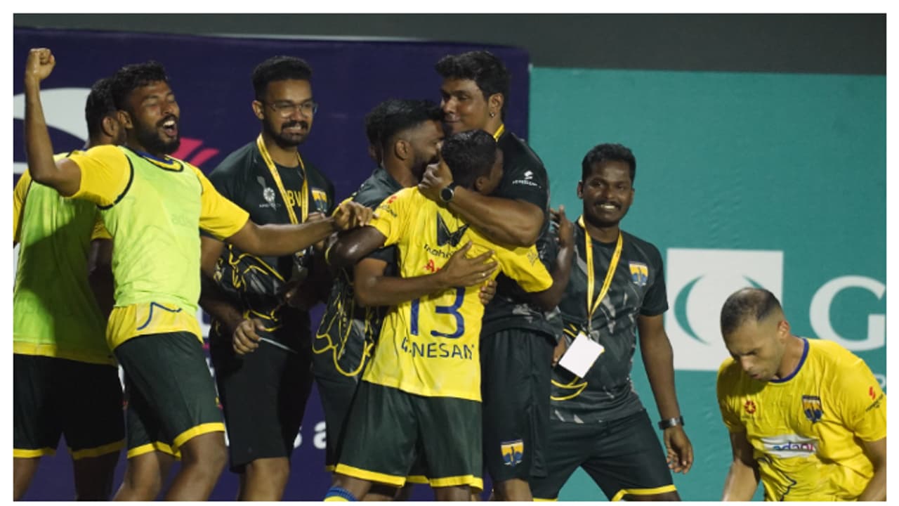 പത്ത് പേരിലേക്ക് ചുരുങ്ങിയിട്ടും കണ്ണൂര് വാരിയേഴ്സിനെ സമനിലയില് പിടിച്ചുകെട്ടി തിരുവനന്തപുരം കൊമ്പന്സ് പത്ത് പേരിലേക്ക് ചുരുങ്ങിയിട്ടും കണ്ണൂര് വാരിയേഴ്സിനെ സമനിലയില് പിടിച്ചുകെട്ടി തിരുവനന്തപുരം കൊമ്പന്സ്