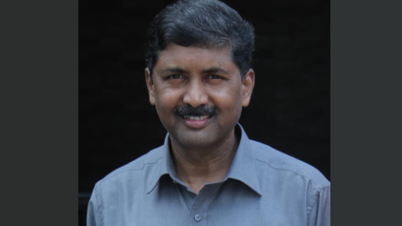 സൗദിയില് ഹൃദയാഘാതം മൂലം മരിച്ച മലയാളിയുടെ മൃതദേഹം നാട്ടിലെത്തിച്ചു സൗദിയില് ഹൃദയാഘാതം മൂലം മരിച്ച മലയാളിയുടെ മൃതദേഹം നാട്ടിലെത്തിച്ചു