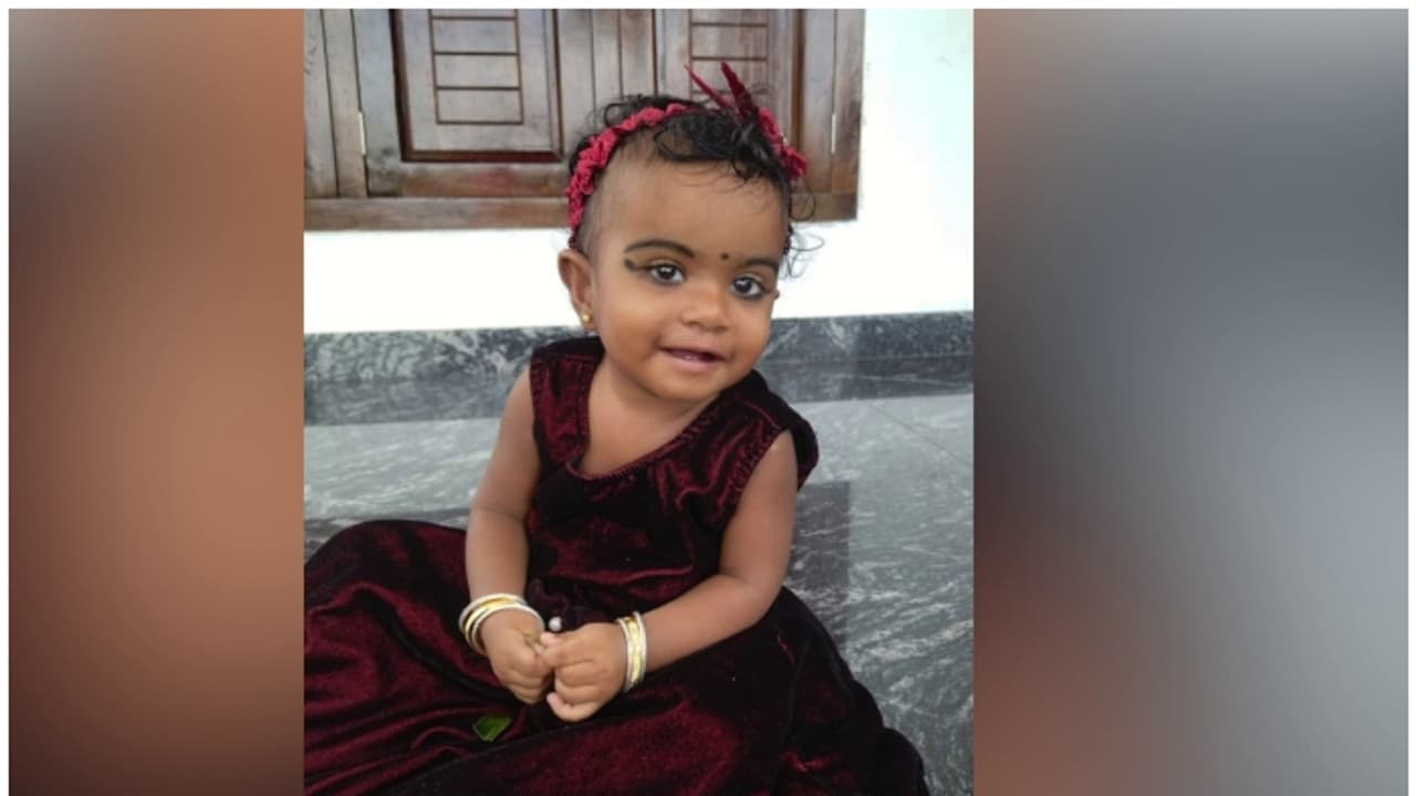 പള്ളിയിലേക്ക് കയറുന്നതിനിടെ മുന്നോട്ടെടുത്ത കാറിനടിയിൽപ്പെട്ടു, 2 വയസുകാരിക്ക് ദാരുണാന്ത്യം 