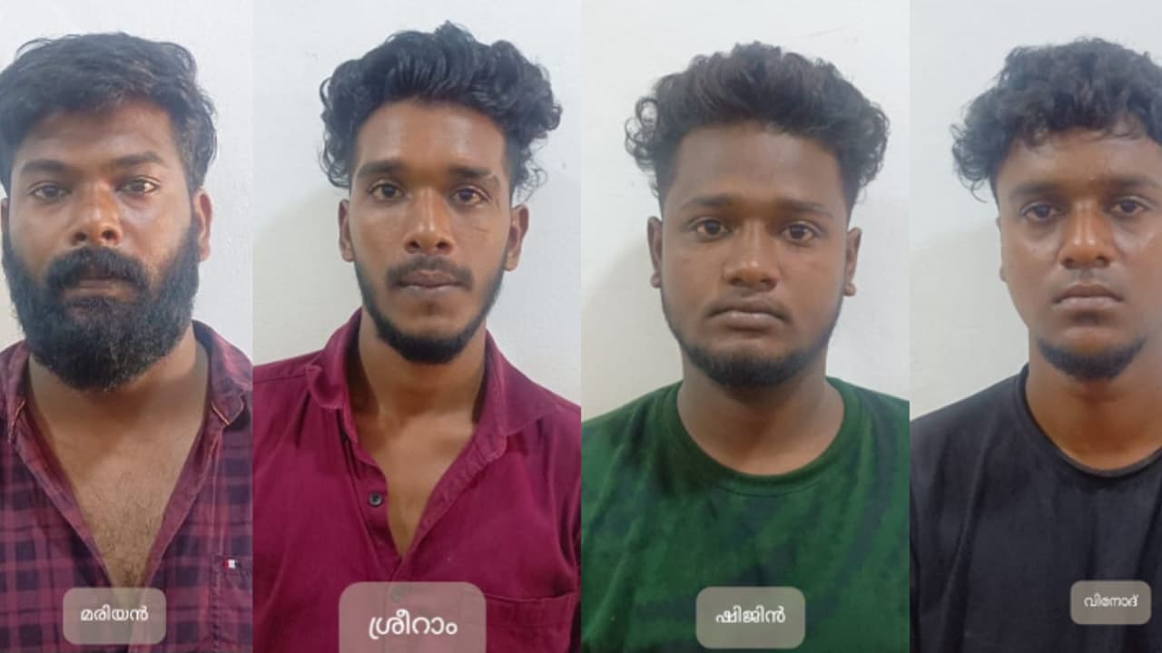 ബൈക്കില് പോകുന്ന കുഴല്പ്പണക്കാരെ ഉന്നമിടും, കൊള്ളയടിച്ച് വഴിയില് തള്ളും; കോഴിക്കോട് 4 അംഗ സംഘം പിടിയില് ബൈക്കില് പോകുന്ന കുഴല്പ്പണക്കാരെ ഉന്നമിടും, കൊള്ളയടിച്ച് വഴിയില് തള്ളും; കോഴിക്കോട് 4 അംഗ സംഘം പിടിയില്