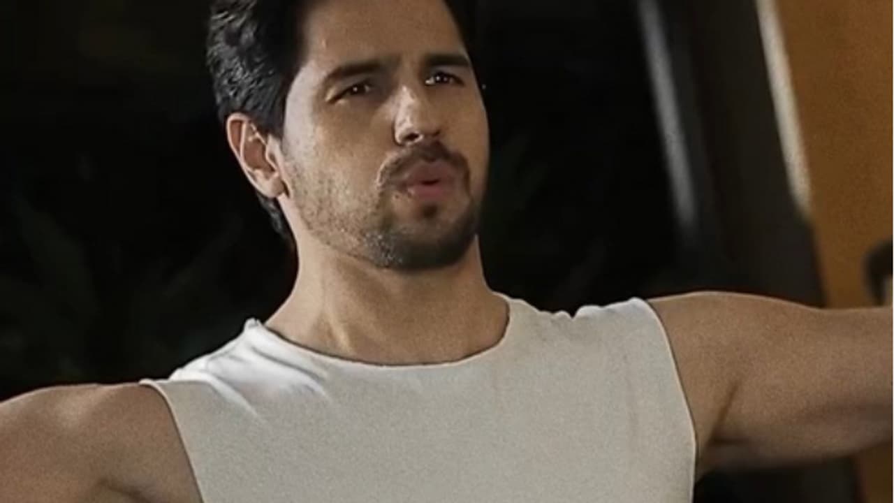 സ്റ്റൈലിഷ് ലുക്കില്‍ സിദ്ധാര്‍ഥ് മല്‍ഹോത്ര, ഫോട്ടോകള്‍ ശ്രദ്ധയാകര്‍ഷിക്കുന്നു