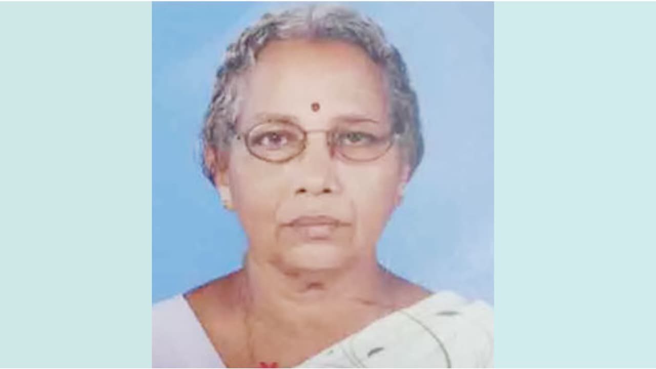 വീടിന് തീയിട്ട ശേഷം ഗൃഹനാഥന് ആത്മഹത്യ ചെയ്ത സംഭവത്തില് പൊള്ളലേറ്റ് ചികിത്സയിലായിരുന്ന ഭാര്യ മരിച്ചു വീടിന് തീയിട്ട ശേഷം ഗൃഹനാഥന് ആത്മഹത്യ ചെയ്ത സംഭവത്തില് പൊള്ളലേറ്റ് ചികിത്സയിലായിരുന്ന ഭാര്യ മരിച്ചു