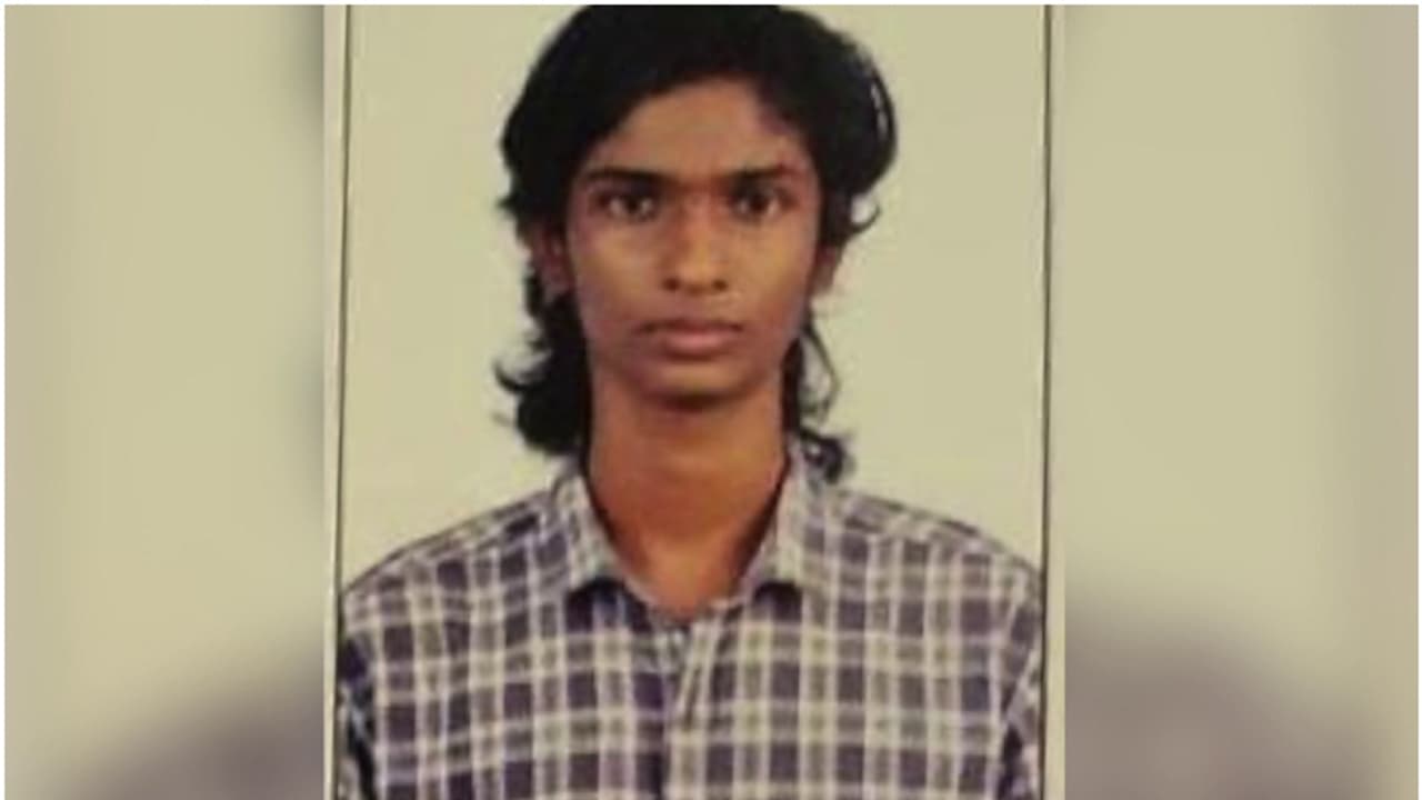 സ്വകാര്യ ബസിനിടയിൽപ്പെട്ട് സ്കൂട്ടർ യാത്രികനായ കോളേജ് വിദ്യാർത്ഥിക്ക് ദാരുണാന്ത്യം സ്വകാര്യ ബസിനിടയിൽപ്പെട്ട് സ്കൂട്ടർ യാത്രികനായ കോളേജ് വിദ്യാർത്ഥിക്ക് ദാരുണാന്ത്യം