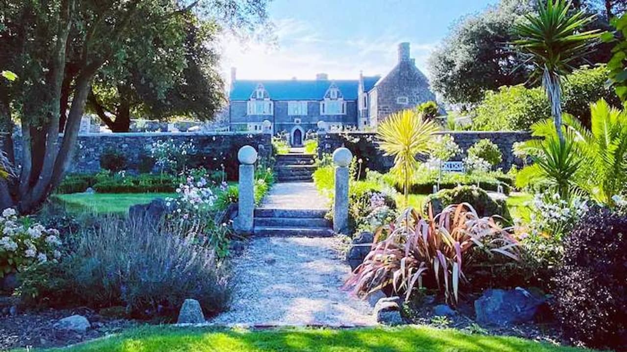 16 കോടിക്ക് വാങ്ങിയ സ്വപ്നബം​ഗ്ലാവ്, എത്തിയപ്പോൾ കുളിമുറിയും ലൈബ്രറിയുമടക്കം ഒന്നുമില്ല, തകർന്ന് ദമ്പതികൾ