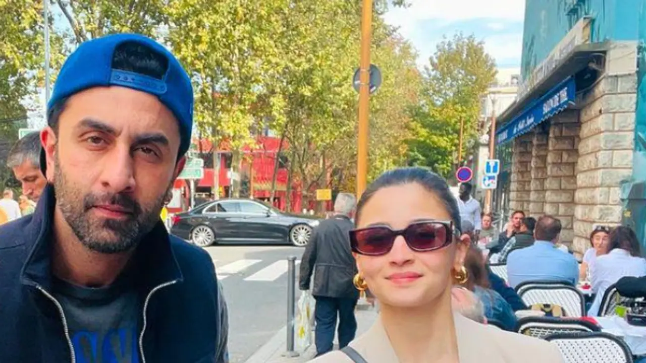 Ranbir Kapoor holidays with Alia Bhatt in Paris; picture goes VIRAL [PHOTO]