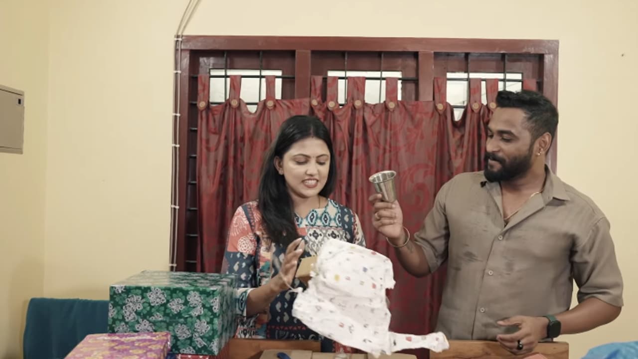 ശ്രീവിദ്യയുടെ ഭര്‍ത്താവിന്‍റെയും 'വിവാഹ സമ്മാനങ്ങളുടെ' അണ്‍ബോക്സിംഗ് !