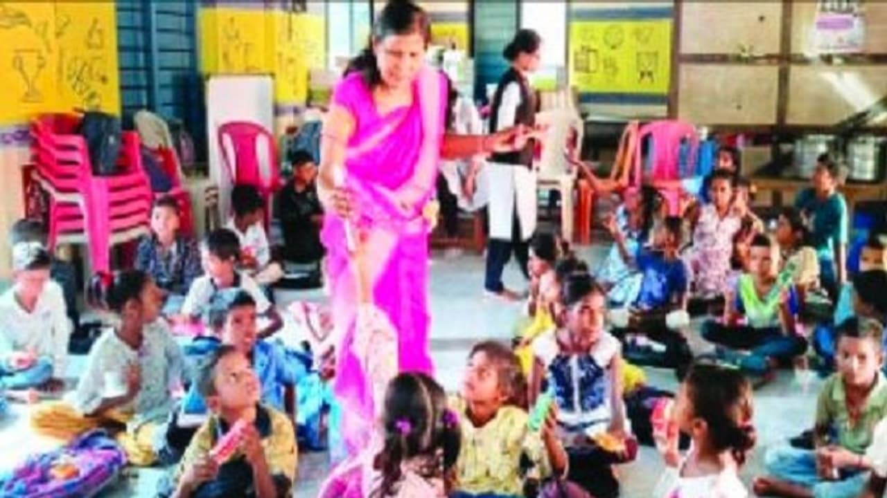 ಮಂಗ್ಳೂರು ಸರ್ಕಾರಿ ಉರ್ದು ಶಾಲೆಯಲ್ಲಿ ಬಿಹಾರಿ ಮಕ್ಕಳ ಕನ್ನಡ ಕಲಿಕೆ: ಅಕ್ಷರ ಕ್ರಾಂತಿಗೆ ಮುಂದಾದ ಶಿಕ್ಷಕಿ..!