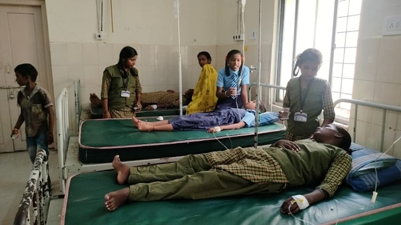 ರಾಯಚೂರು: ಕಸ್ತೂರಬಾ ವಸತಿ ಶಾಲೆಯಲ್ಲಿ ಉಪಹಾರ ಸೇವಿಸಿದ 10ಕ್ಕೂ ವಿದ್ಯಾರ್ಥಿಗಳು ಅಸ್ವಸ್ಥ ರಾಯಚೂರು: ಕಸ್ತೂರಬಾ ವಸತಿ ಶಾಲೆಯಲ್ಲಿ ಉಪಹಾರ ಸೇವಿಸಿದ 10ಕ್ಕೂ ವಿದ್ಯಾರ್ಥಿಗಳು ಅಸ್ವಸ್ಥ