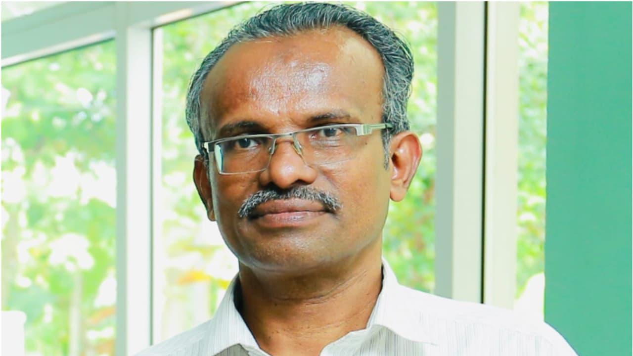 സഹപ്രവർത്തകരെ കാണാൻ പോയി, അവിടെ വെച്ച് നെഞ്ചുവേദന; ആശുപത്രിയിലെത്തിച്ച പ്രവാസി മലയാളി മരിച്ചു സഹപ്രവർത്തകരെ കാണാൻ പോയി, അവിടെ വെച്ച് നെഞ്ചുവേദന; ആശുപത്രിയിലെത്തിച്ച പ്രവാസി മലയാളി മരിച്ചു