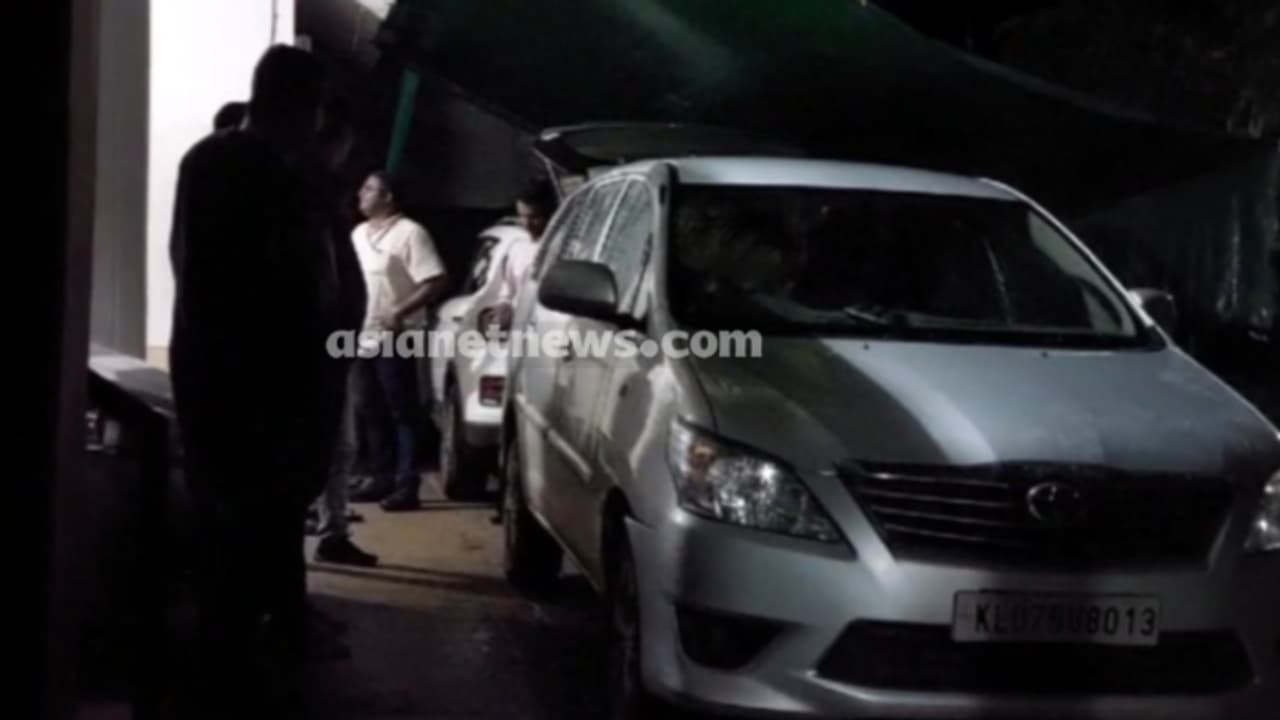 പേരാമ്പ്രയിലെ സ്വർണ വ്യാപാരിയുടെ കാറിൽ രഹസ്യ അറ; കേന്ദ്ര ഇൻ്റലിജൻസ് റെയ്‌ഡ്; കണ്ടെത്തിയത് 3.22 കോടി രൂപ
