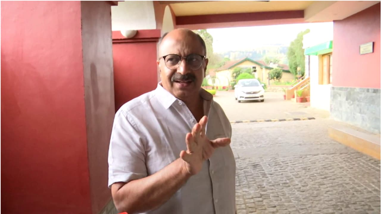 ഇരുട്ടിൽതപ്പി പൊലീസ്; സിദ്ദിഖിനായി കൊച്ചിക്ക് പുറത്തും തെരച്ചിൽ, നടനെ അറസ്റ്റ് ചെയ്യാത്തതിൽ വ്യാപക വിമർശനം ഇരുട്ടിൽതപ്പി പൊലീസ്; സിദ്ദിഖിനായി കൊച്ചിക്ക് പുറത്തും തെരച്ചിൽ, നടനെ അറസ്റ്റ് ചെയ്യാത്തതിൽ വ്യാപക വിമർശനം