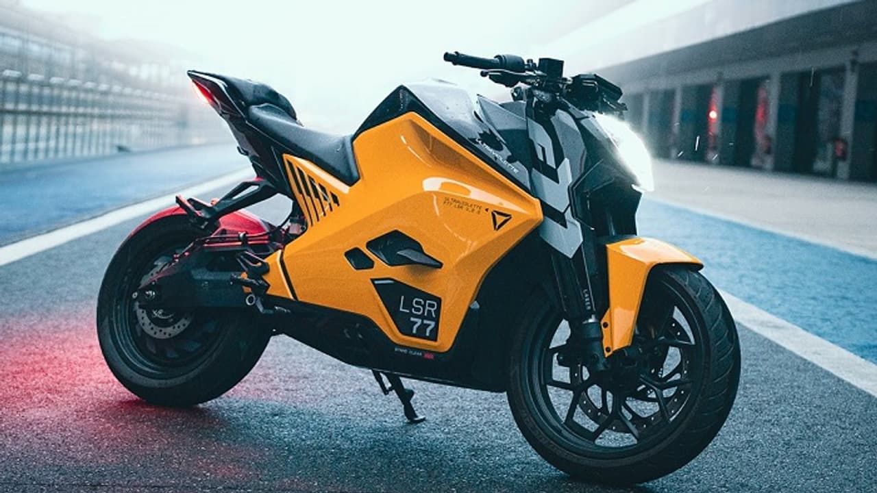 ಕನ್ನಡಿಗರು ತಯಾರಿಸಿದ ಇ ಬೈಕ್ ಯುರೋಪ್ಗೆ: ಒಂದು ಸಲ ಚಾರ್ಜ್ ಮಾಡಿದ್ರೆ 323 ಕಿ.ಮೀ ಓಡುತ್ತೆ..! ಕನ್ನಡಿಗರು ತಯಾರಿಸಿದ ಇ ಬೈಕ್ ಯುರೋಪ್ಗೆ: ಒಂದು ಸಲ ಚಾರ್ಜ್ ಮಾಡಿದ್ರೆ 323 ಕಿ.ಮೀ ಓಡುತ್ತೆ..!