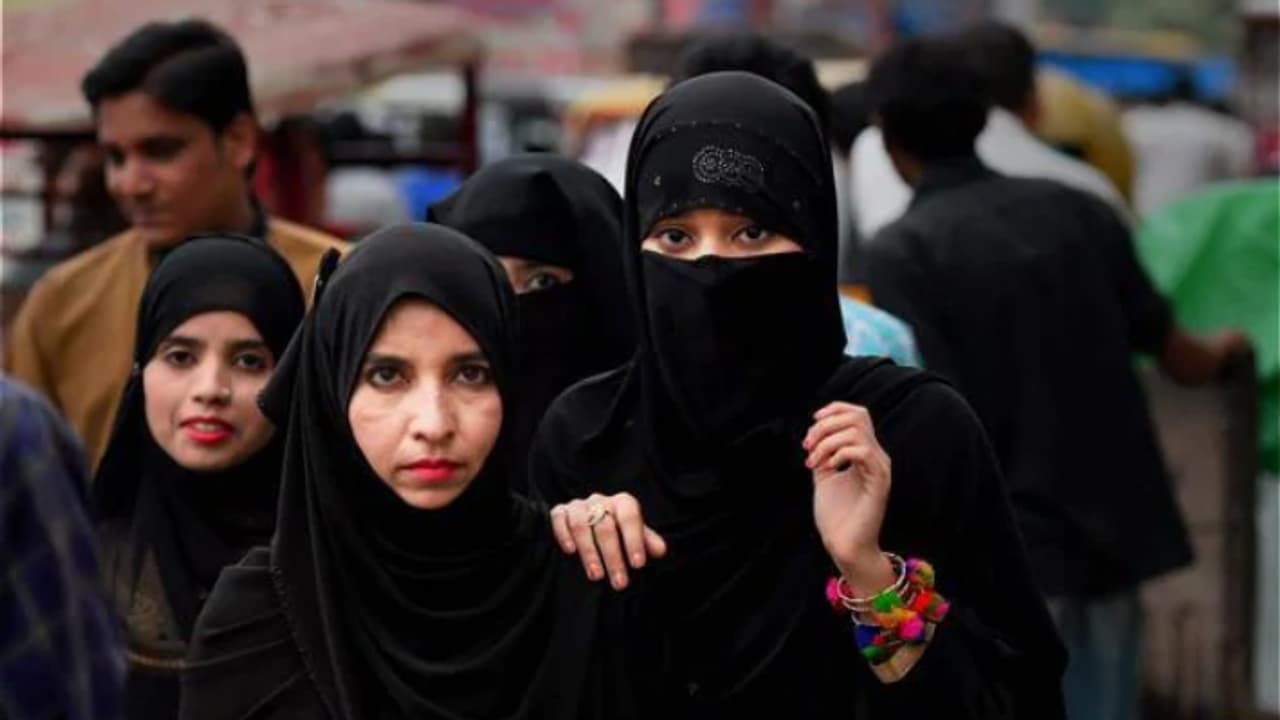 முஸ்லிம் பெண்களின் அதிகாரமளிப்பு.. தடைகளும் வாய்ப்புகளும் என்ன? டாக்டர் சையத் முபின் ஜெஹ்ரா முஸ்லிம் பெண்களின் அதிகாரமளிப்பு.. தடைகளும் வாய்ப்புகளும் என்ன? டாக்டர் சையத் முபின் ஜெஹ்ரா