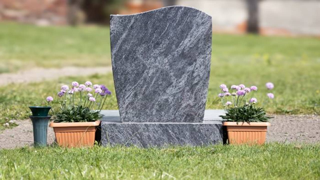 വല്ലാത്തൊരു മരുമകൻ തന്നെ; പണം തട്ടിയെടുക്കാൻ അമ്മാവന്റെ അസ്ഥികൾ മോഷ്ടിച്ചു, യുവാവ് പിടിയിൽ വല്ലാത്തൊരു മരുമകൻ തന്നെ; പണം തട്ടിയെടുക്കാൻ അമ്മാവന്റെ അസ്ഥികൾ മോഷ്ടിച്ചു, യുവാവ് പിടിയിൽ