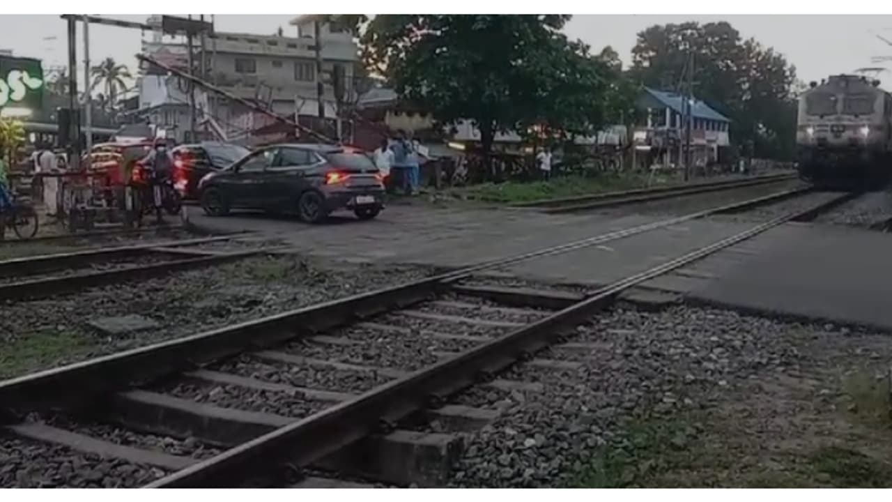 ഗേറ്റ് അടയ്ക്കാൻ വൈകി, വാഹനങ്ങൾ ട്രാക്കിന് സമീപം, ട്രെയിൻ നിർത്തിയിട്ടു, സംഭവം കൊല്ലത്ത് വീഡിയോ ഗേറ്റ് അടയ്ക്കാൻ വൈകി, വാഹനങ്ങൾ ട്രാക്കിന് സമീപം, ട്രെയിൻ നിർത്തിയിട്ടു, സംഭവം കൊല്ലത്ത് വീഡിയോ