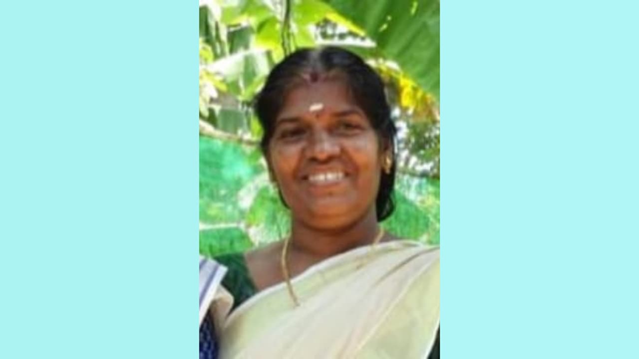 സീബ്രാ ലൈനിൽ കണ്ടെയ്നർ ലോറിയിടിച്ച് ബാങ്ക് ജീവനക്കാരി കൊല്ലപ്പെട്ടു സീബ്രാ ലൈനിൽ കണ്ടെയ്നർ ലോറിയിടിച്ച് ബാങ്ക് ജീവനക്കാരി കൊല്ലപ്പെട്ടു