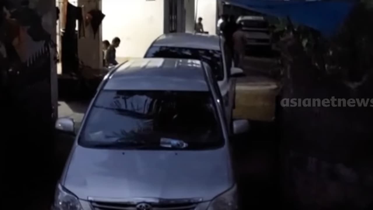 കാറിലെ രഹസ്യ അറയിൽ വരെ നോട്ടുകൾ, വേരുകൾ ആഴ്ന്നിട്ടുള്ളത് അതിർത്തികൾക്കപ്പുറം; ഉറവിടം തേടി അന്വേഷണം മുന്നോട്ട് കാറിലെ രഹസ്യ അറയിൽ വരെ നോട്ടുകൾ, വേരുകൾ ആഴ്ന്നിട്ടുള്ളത് അതിർത്തികൾക്കപ്പുറം; ഉറവിടം തേടി അന്വേഷണം മുന്നോട്ട്