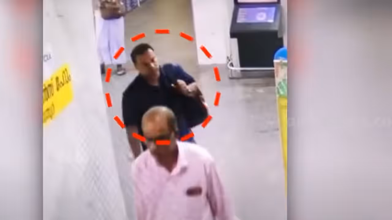 എസി കോച്ചിൽ സീറ്റിനടിയിൽ വച്ച ബാഗ്, ഉറങ്ങി ഉണർന്നപ്പോൾ അവിടെയില്ല; സിസിടിവിയിൽ കണ്ട മധ്യവയസ്കനായി തെരച്ചിൽ എസി കോച്ചിൽ സീറ്റിനടിയിൽ വച്ച ബാഗ്, ഉറങ്ങി ഉണർന്നപ്പോൾ അവിടെയില്ല; സിസിടിവിയിൽ കണ്ട മധ്യവയസ്കനായി തെരച്ചിൽ