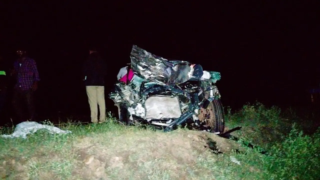 ಹುನಗುಂದ: ಹುಲಿಗೆಮ್ಮನ ದರ್ಶನ ಪಡೆದು ವಾಪಸ್ ಬರೋ ವೇಳೆ ಭೀಕರ ಅಪಘಾತ, ನಾಲ್ವರ ದುರ್ಮರಣ ಹುನಗುಂದ: ಹುಲಿಗೆಮ್ಮನ ದರ್ಶನ ಪಡೆದು ವಾಪಸ್ ಬರೋ ವೇಳೆ ಭೀಕರ ಅಪಘಾತ, ನಾಲ್ವರ ದುರ್ಮರಣ