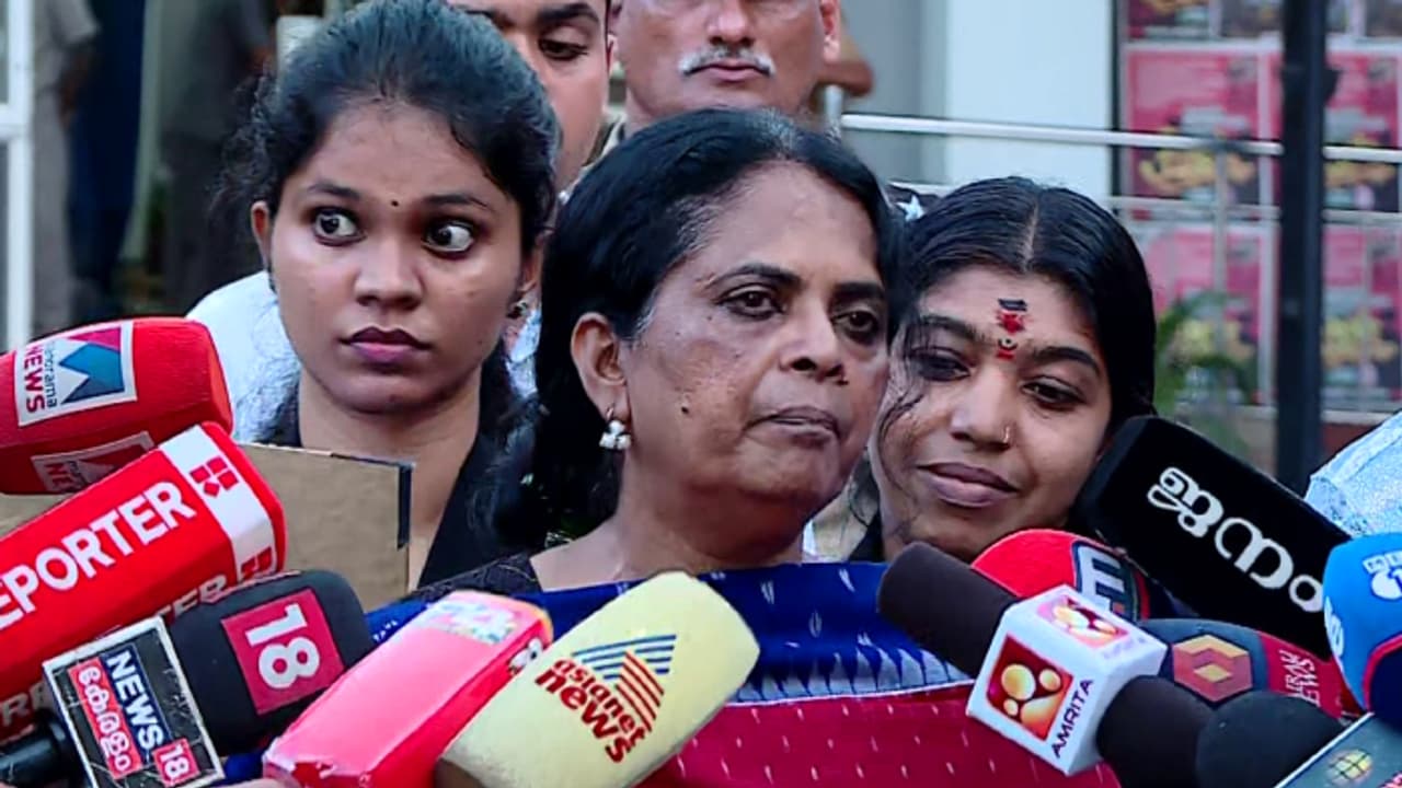 'കൊന്നുകളയുമെന്ന് ഭീഷണി'; ആശ ലോറൻസിൻ്റെ അഭിഭാഷകർക്കെതിരെ കളമശേരി മെഡിക്കൽ കോളേജ് പ്രിൻസിപ്പലിൻ്റെ പരാതി, കേസ് 'കൊന്നുകളയുമെന്ന് ഭീഷണി'; ആശ ലോറൻസിൻ്റെ അഭിഭാഷകർക്കെതിരെ കളമശേരി മെഡിക്കൽ കോളേജ് പ്രിൻസിപ്പലിൻ്റെ പരാതി, കേസ്