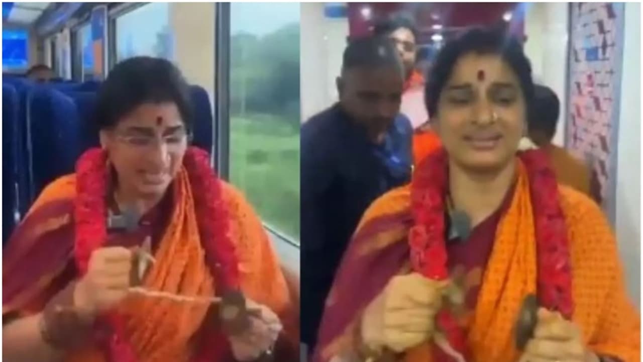 വന്ദേഭാരത് ട്രെയിനിൽ ഭജനയുമായി ബിജെപി നേതാവ്; വീഡിയോ വൈറലായതിന് പിന്നാലെ വിവാദം വന്ദേഭാരത് ട്രെയിനിൽ ഭജനയുമായി ബിജെപി നേതാവ്; വീഡിയോ വൈറലായതിന് പിന്നാലെ വിവാദം