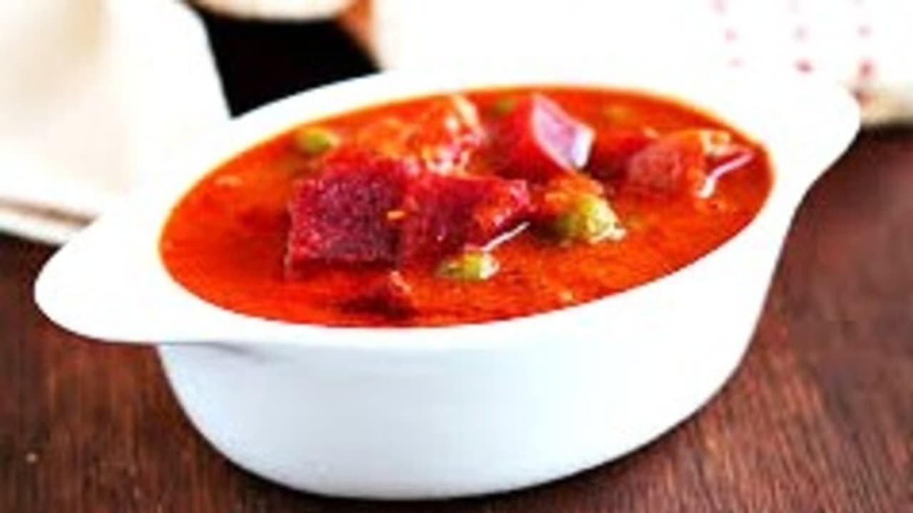 ஒன் டைம் பீட்ரூட்டில் இப்படி குழம்பு செஞ்சி சாப்பிடுங்க... ருசியா இருக்கும்!