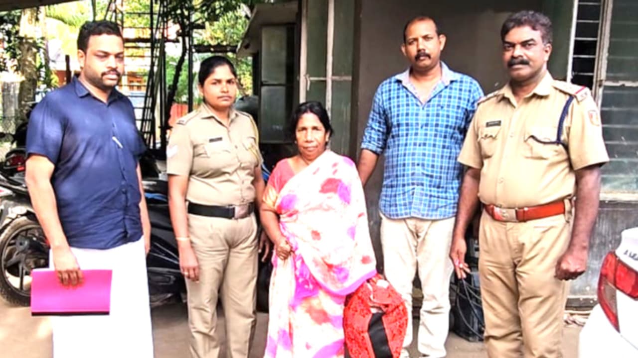 പൊലീസ് സ്റ്റേഷനിൽ അഭയം തേടിയ സുകേശിനി ഇനി ഗാന്ധിഭവന്റെ തണലിൽ പൊലീസ് സ്റ്റേഷനിൽ അഭയം തേടിയ സുകേശിനി ഇനി ഗാന്ധിഭവന്റെ തണലിൽ