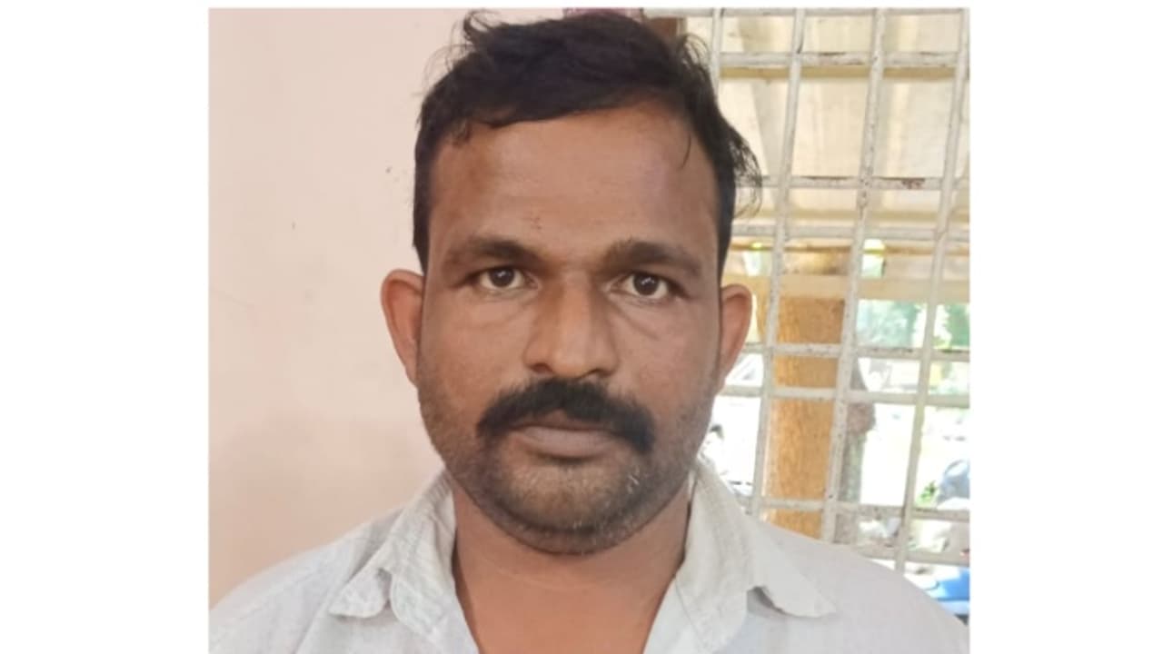 ബസ് ചെളി തെറിപ്പിച്ചെന്നാരോപിച്ച് പിന്നാലെയെത്തി ഗ്ലാസ് കല്ലെറിഞ്ഞുപൊട്ടിച്ചു, ഡ്രൈവറുടെ തലയിൽ പെട്രോളൊഴിച്ചു