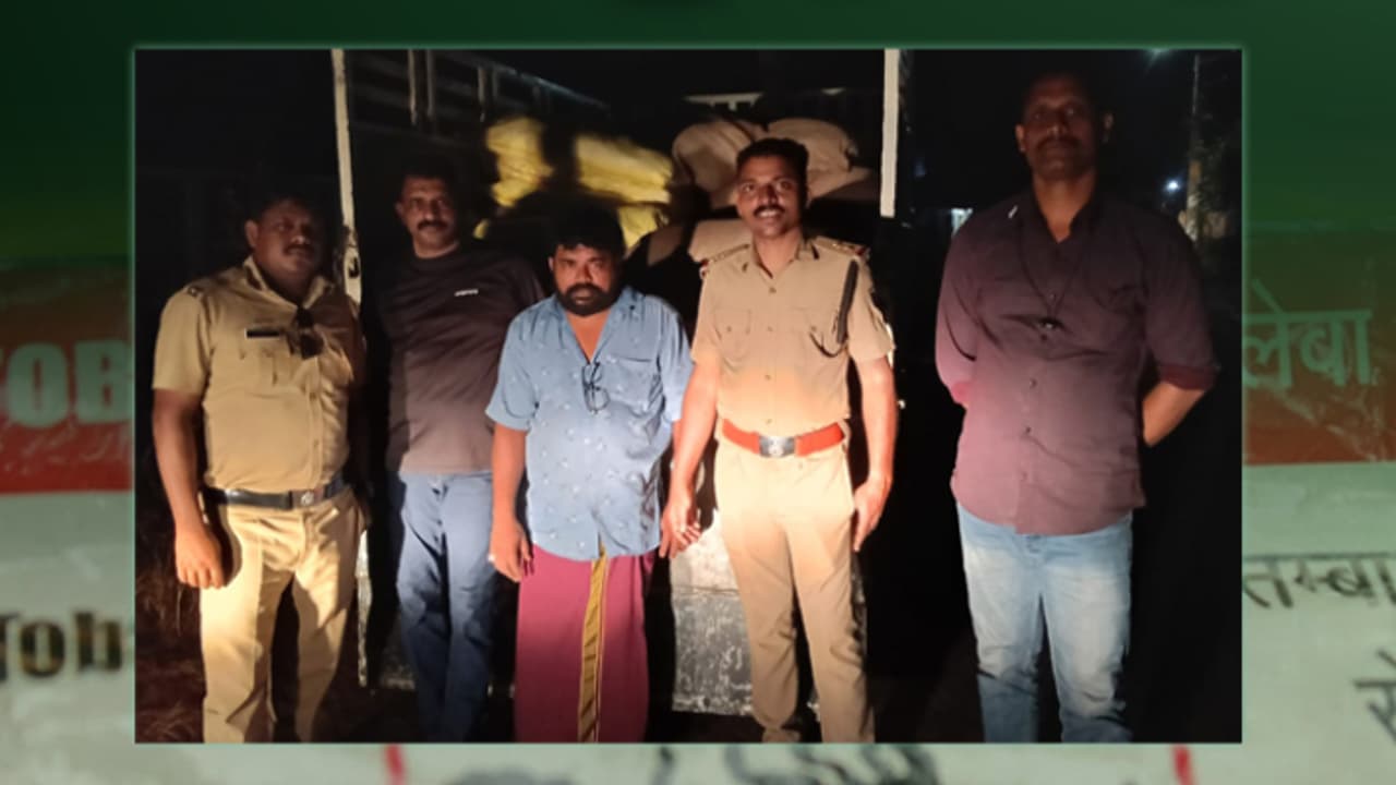 ചടയമംഗലത്ത് രാത്രി ഒരു പിക്കപ്പ്, തടഞ്ഞ് പരിശോധിച്ചപ്പോൾ 19 ചാക്കിലായി നിരോധിത പുകയില ഉത്പനങ്ങൾ; അറസ്റ്റ് ചടയമംഗലത്ത് രാത്രി ഒരു പിക്കപ്പ്, തടഞ്ഞ് പരിശോധിച്ചപ്പോൾ 19 ചാക്കിലായി നിരോധിത പുകയില ഉത്പനങ്ങൾ; അറസ്റ്റ്