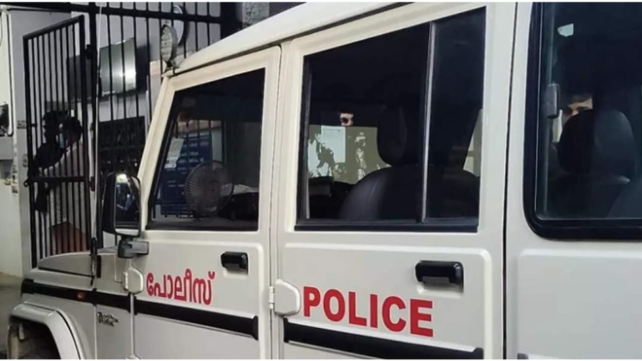 വീട്ടുകാർ ബന്ധുവീട്ടിൽ പോയി, ആളില്ലെന്ന് മനസിലാക്കി അടുക്കള വാതിൽ വഴി കയറിയ കള്ളൻ 50 പവൻ സ്വർണം കവർന്നു