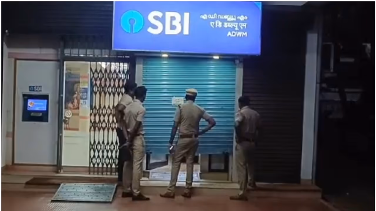 തൃശൂരിൽ മൂന്നിടങ്ങളിൽ വൻ എടിഎം കൊള്ള; എടിഎം തകർത്തത് ഗ്യാസ് കട്ടർ ഉപയോഗിച്ച്, 65 ലക്ഷം കവർന്നെന്ന് നിഗമനം