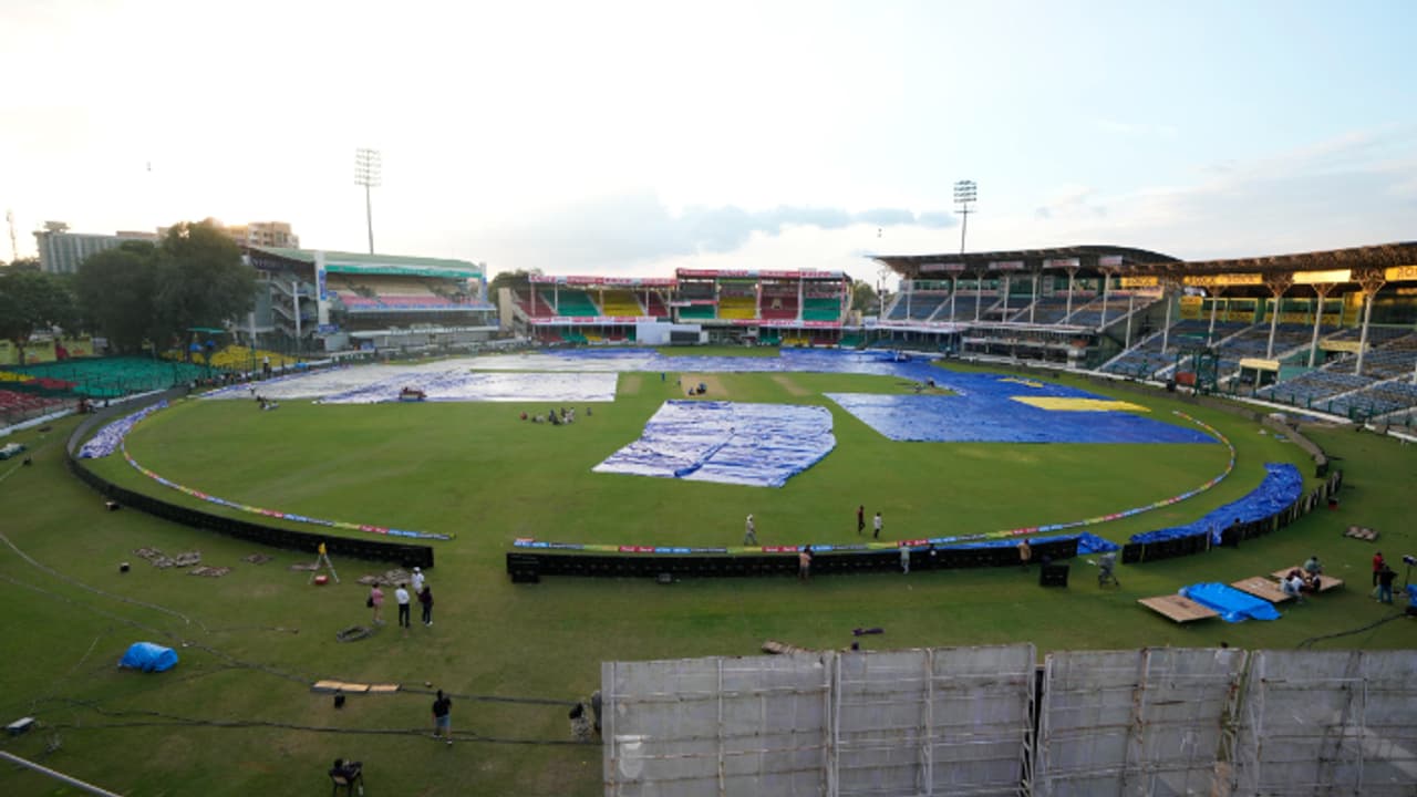 ഇന്ത്യ ബംഗ്ലാദേശ് രണ്ടാം ടെസ്റ്റ്: ആരാധകര്ക്ക് നിരാശപ്പെടുത്തുന്ന വാര്ത്ത, കാണ്പൂരില് ടോസ് വൈകുന്നു ഇന്ത്യ ബംഗ്ലാദേശ് രണ്ടാം ടെസ്റ്റ്: ആരാധകര്ക്ക് നിരാശപ്പെടുത്തുന്ന വാര്ത്ത, കാണ്പൂരില് ടോസ് വൈകുന്നു