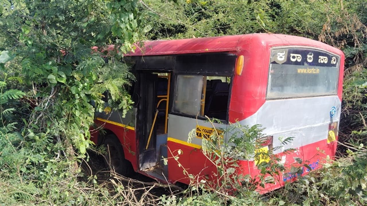 ಚಾಮರಾಜನಗರ: ಹಳ್ಳಕ್ಕೆ ನುಗ್ಗಿದ ಕೆಎಸ್ಆರ್ಟಿಸಿ ಬಸ್, ಪ್ರಯಾಣಿಕರಿಗೆ ಸಣ್ಣಪುಟ್ಟ ಗಾಯ, ತಪ್ಪಿದ ಭಾರೀ ದುರಂತ..! ಚಾಮರಾಜನಗರ: ಹಳ್ಳಕ್ಕೆ ನುಗ್ಗಿದ ಕೆಎಸ್ಆರ್ಟಿಸಿ ಬಸ್, ಪ್ರಯಾಣಿಕರಿಗೆ ಸಣ್ಣಪುಟ್ಟ ಗಾಯ, ತಪ್ಪಿದ ಭಾರೀ ದುರಂತ..!