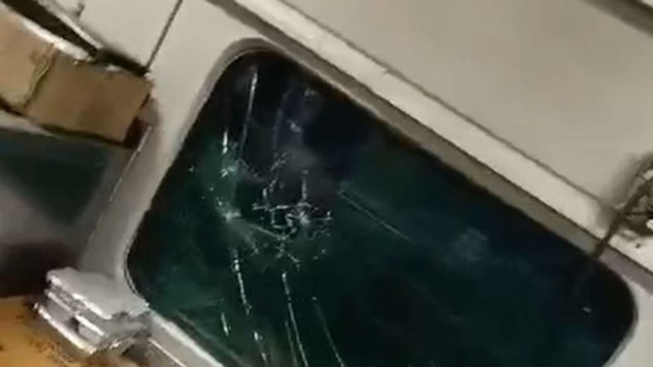 ഓടിക്കൊണ്ടിരിക്കെ ട്രെയിനിന് നേരെ കല്ലേറ്; നിരവധി യാത്രക്കാർക്ക് പരിക്ക്, ജനൽ ചില്ലുകൾ തകർന്നു ഓടിക്കൊണ്ടിരിക്കെ ട്രെയിനിന് നേരെ കല്ലേറ്; നിരവധി യാത്രക്കാർക്ക് പരിക്ക്, ജനൽ ചില്ലുകൾ തകർന്നു