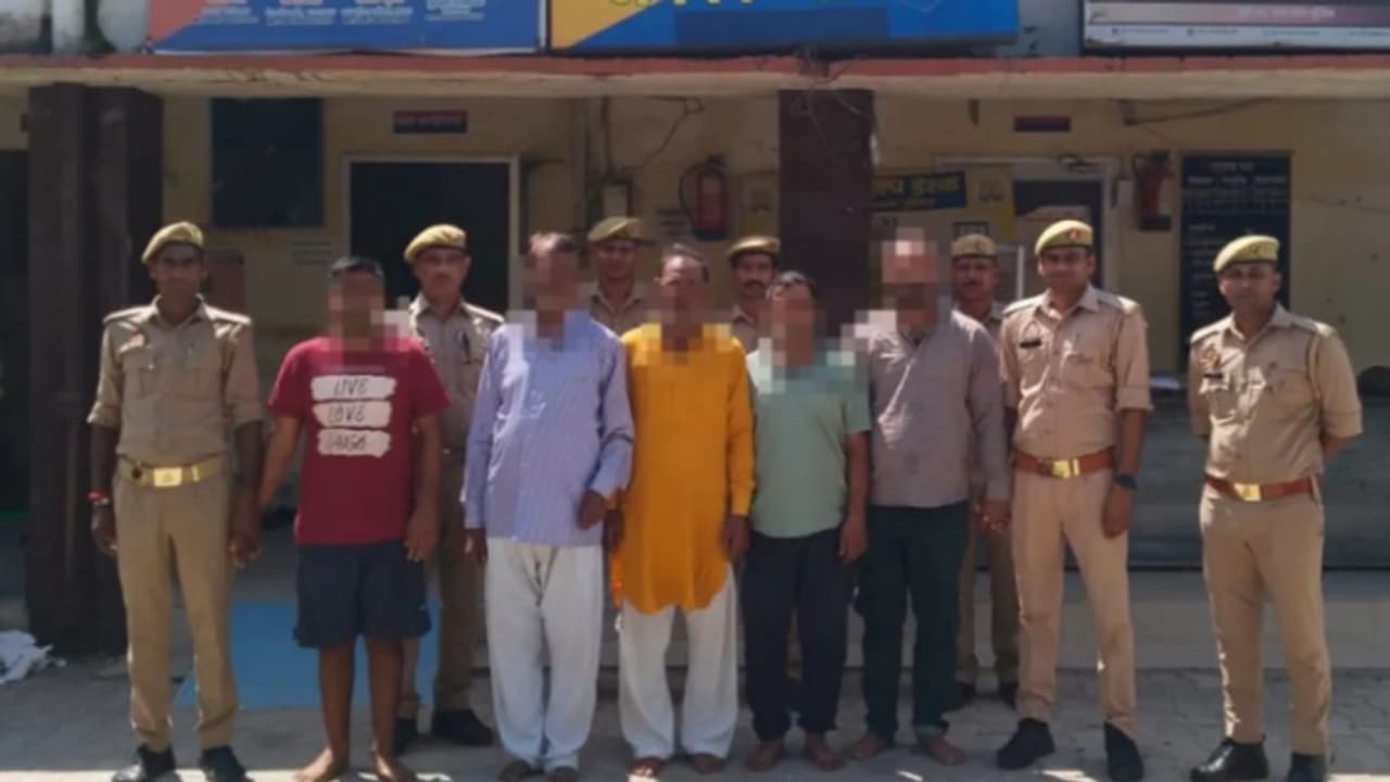 മകന് സുഖമില്ലെന്ന് പറഞ്ഞ് സ്കൂളിൽ നിന്ന് ഫോൺ, കാറിൽ മൃതദേഹം; യുപിയിൽ 2 ാം ക്ലാസുകാരനെ ബലി കൊടുത്തെന്ന് ആരോപണം