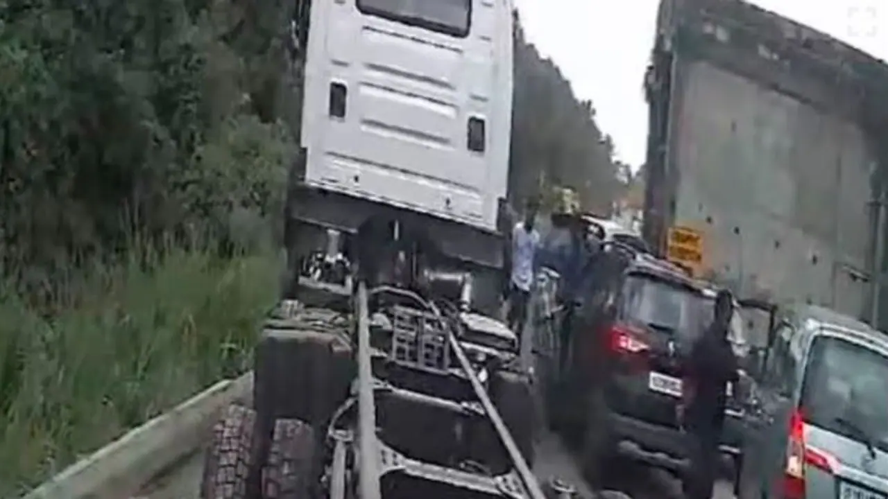 ಹೈವೇಯಲ್ಲೇ ಸಿನಿಮೀಯ ಶೈಲಿಯಲ್ಲಿ ಚಿನ್ನದ ವ್ಯಾಪಾರಿ ದರೋಡೆ: ಡ್ಯಾಶ್ಕ್ಯಾಮ್ನಲ್ಲಿ ದೃಶ್ಯ ಸೆರೆ ಹೈವೇಯಲ್ಲೇ ಸಿನಿಮೀಯ ಶೈಲಿಯಲ್ಲಿ ಚಿನ್ನದ ವ್ಯಾಪಾರಿ ದರೋಡೆ: ಡ್ಯಾಶ್ಕ್ಯಾಮ್ನಲ್ಲಿ ದೃಶ್ಯ ಸೆರೆ