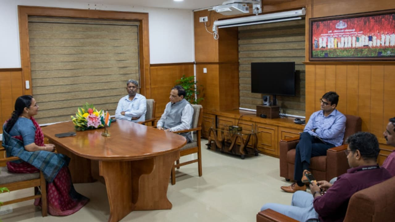 'കേരളത്തിന്റെ മാതൃകാപരമായ പ്രവര്ത്തനം' അഭിനന്ദിച്ച് നീതി ആയോഗ് അംഗം; വലിയ വികസനം നടക്കുന്നുവെന്ന് മന്ത്രി 'കേരളത്തിന്റെ മാതൃകാപരമായ പ്രവര്ത്തനം' അഭിനന്ദിച്ച് നീതി ആയോഗ് അംഗം; വലിയ വികസനം നടക്കുന്നുവെന്ന് മന്ത്രി