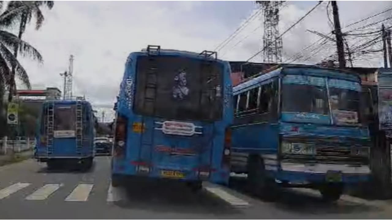 എംവിഡി ഉദ്യോഗസ്ഥന്റെ കാറിന് മുന്നിൽ ബസ് ഡ്രൈവറുടെ അപകട ഡ്രൈവിങ് 'ഷോ'; കൈയോടെ പൊക്കി, ലൈസൻസും റദ്ദാക്കി എംവിഡി ഉദ്യോഗസ്ഥന്റെ കാറിന് മുന്നിൽ ബസ് ഡ്രൈവറുടെ അപകട ഡ്രൈവിങ് 'ഷോ'; കൈയോടെ പൊക്കി, ലൈസൻസും റദ്ദാക്കി