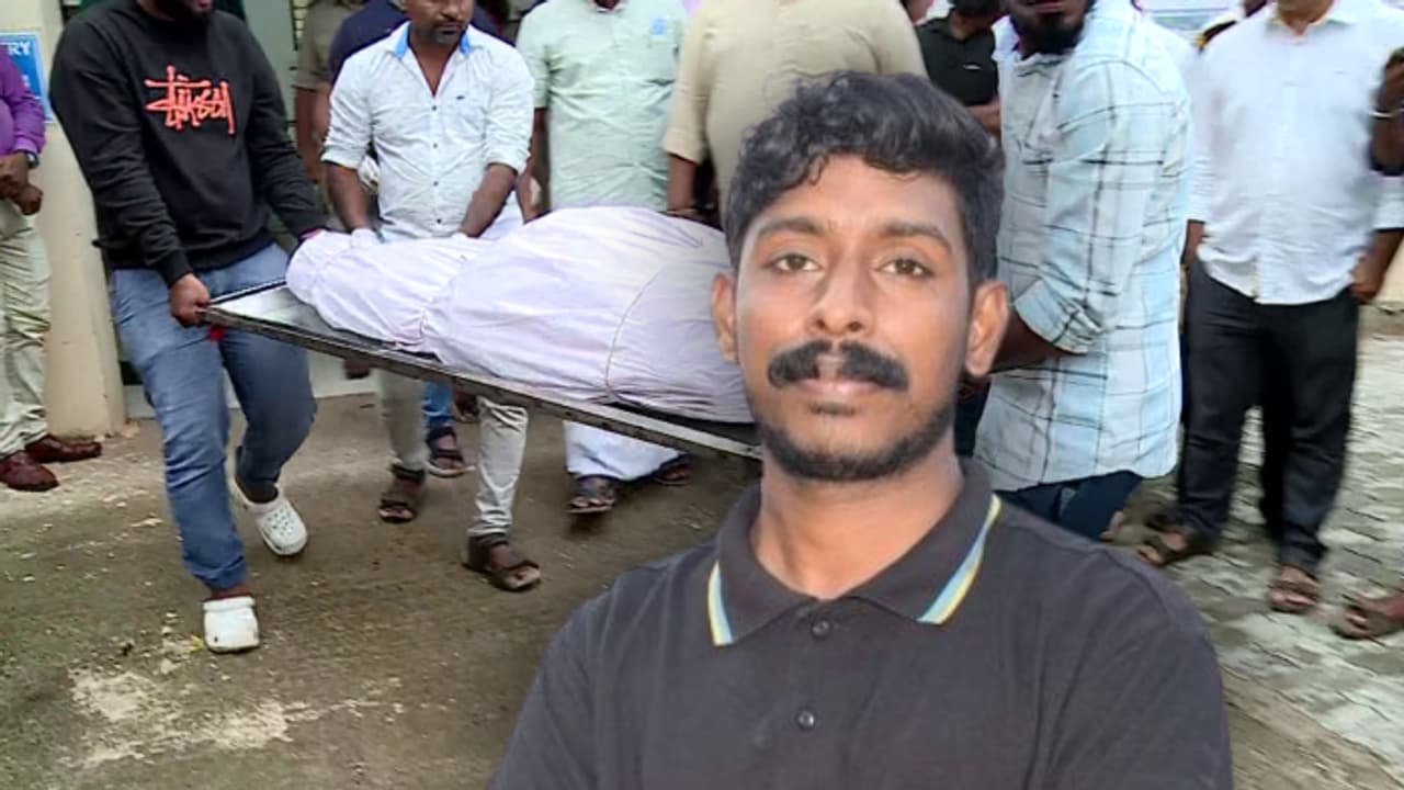 അർജുൻ്റെ അവസാന മടക്കയാത്ര... മൃതദേഹം ബന്ധുക്കൾക്ക് കൈമാറി; ആംബുലൻസിൽ നാട്ടിലേക്ക് അർജുൻ്റെ അവസാന മടക്കയാത്ര... മൃതദേഹം ബന്ധുക്കൾക്ക് കൈമാറി; ആംബുലൻസിൽ നാട്ടിലേക്ക്