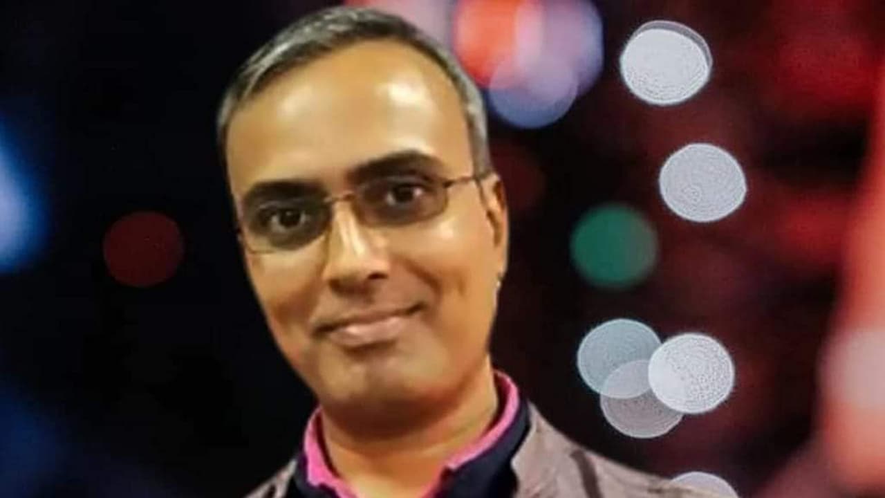 ತುಮಕೂರು: ರೈಲಿಗೆ ಸಿಲುಕಿ ಪತ್ರಕರ್ತ ಗುಬ್ಬಿ ಸಾವು, ಮಗನ ಸಾವಿನ ಸುದ್ದಿ ಕೇಳಿ ತಂದೆಯೂ ಸಾವು ತುಮಕೂರು: ರೈಲಿಗೆ ಸಿಲುಕಿ ಪತ್ರಕರ್ತ ಗುಬ್ಬಿ ಸಾವು, ಮಗನ ಸಾವಿನ ಸುದ್ದಿ ಕೇಳಿ ತಂದೆಯೂ ಸಾವು