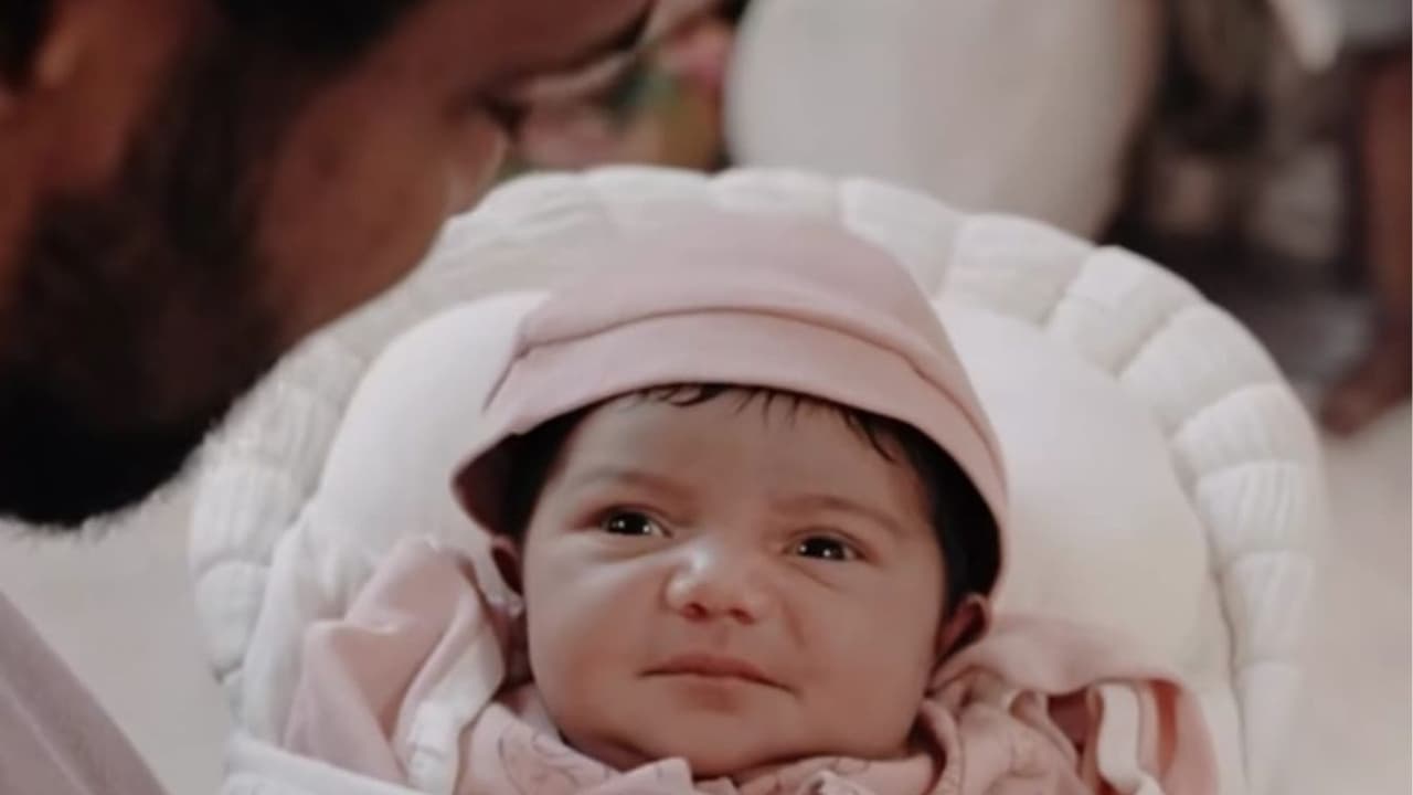 ಪಿಳಿ ಪಿಳಿ ಕಣ್ಣು ಬಿಡ್ತಾ ಮುದ್ದಾಗಿದೆ ಪರಿ, ಮಗು ಮುಖ ತೋರಿಸಿದ ಕೃಷ್ಣ – ಮಿಲನಾ ಜೋಡಿಗೆ ಬಹುಪರಾಕ್ ಎಂದ ನೆಟ್ಟಿಗರು ಪಿಳಿ ಪಿಳಿ ಕಣ್ಣು ಬಿಡ್ತಾ ಮುದ್ದಾಗಿದೆ ಪರಿ, ಮಗು ಮುಖ ತೋರಿಸಿದ ಕೃಷ್ಣ – ಮಿಲನಾ ಜೋಡಿಗೆ ಬಹುಪರಾಕ್ ಎಂದ ನೆಟ್ಟಿಗರು