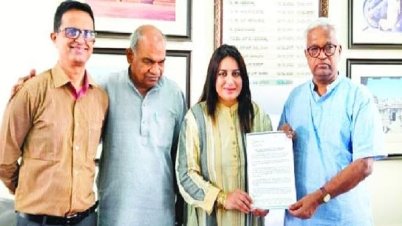 ಕನ್ನಡ ಪ್ರಾಧಿಕಾರಕ್ಕೆ ನಟಿ ಪೂಜಾ ಗಾಂಧಿ ವರದಿ: ಕನ್ನಡಿಗರ ಉದ್ಯೋಗಕ್ಕೆ ಹಲವು ಸಲಹೆ